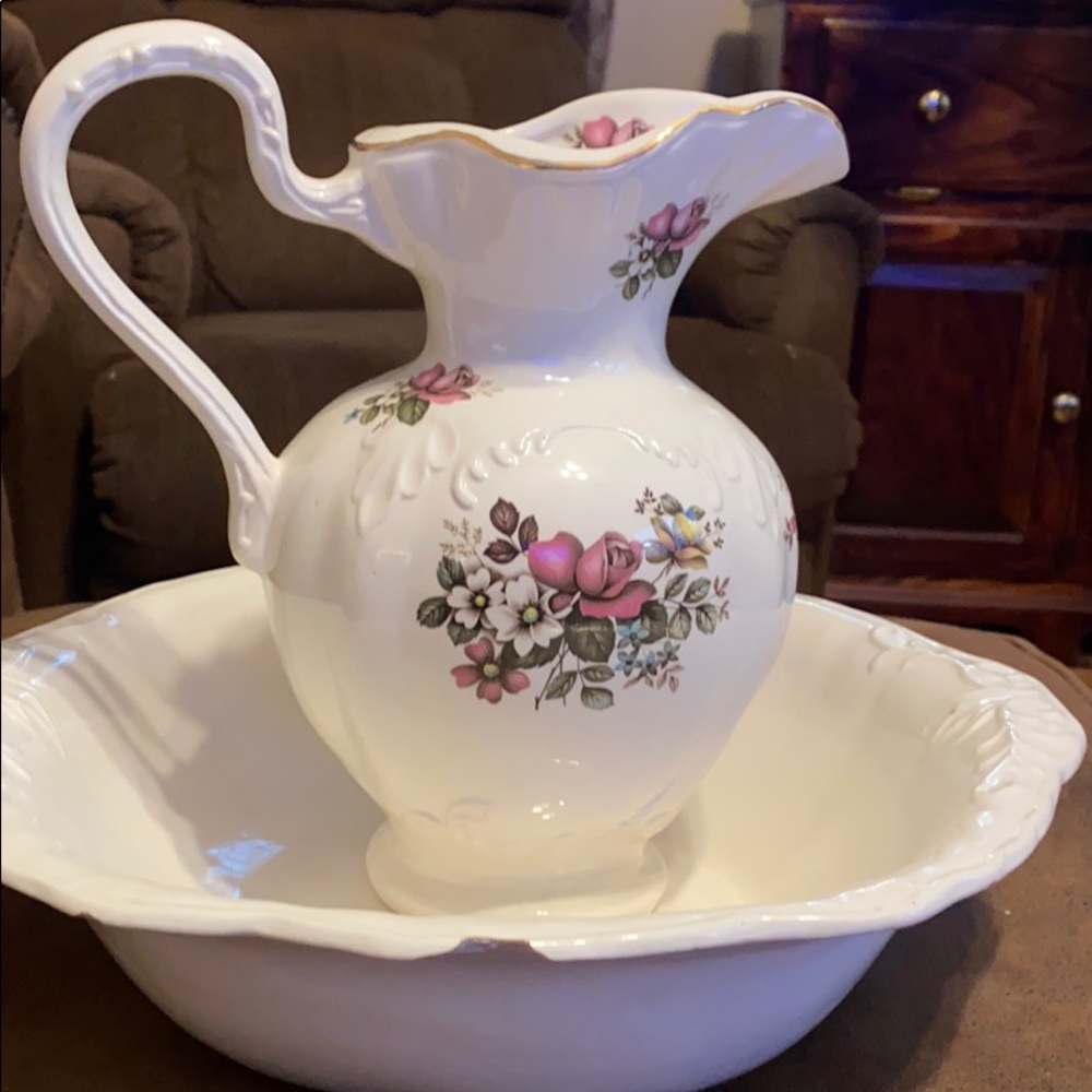 cronins of fredrickburg pitcher with wash basin